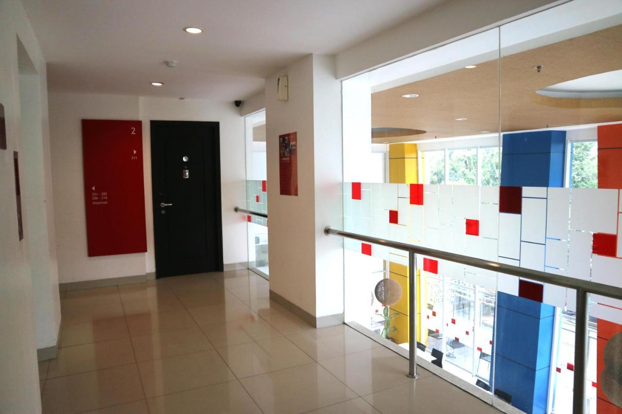 Amaris Hotel Dr. Susilo Grogol Jakarta Exterior photo
