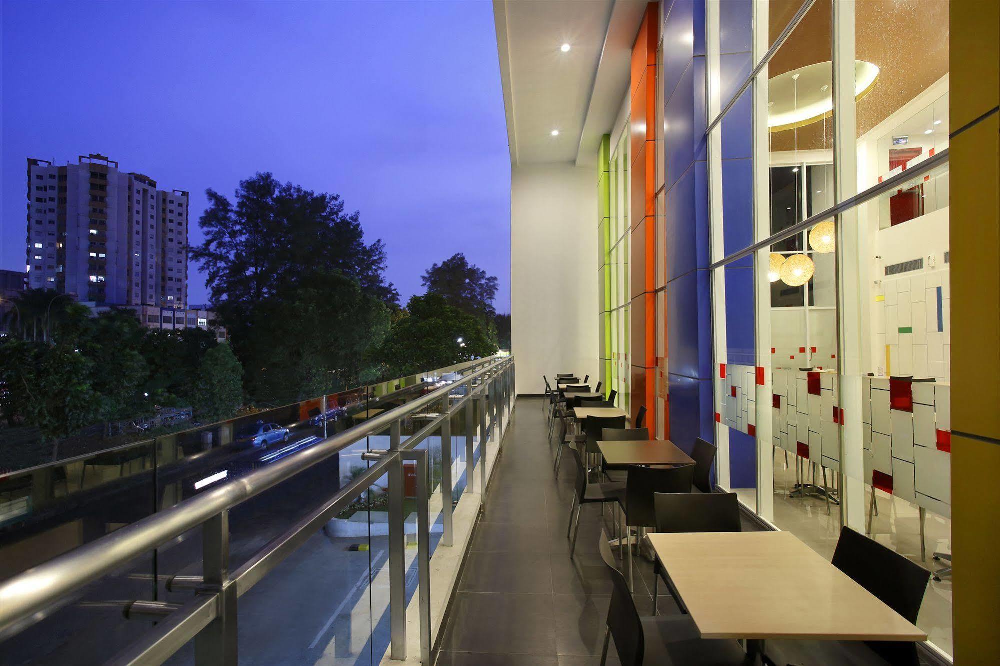 Amaris Hotel Dr. Susilo Grogol Jakarta Exterior photo